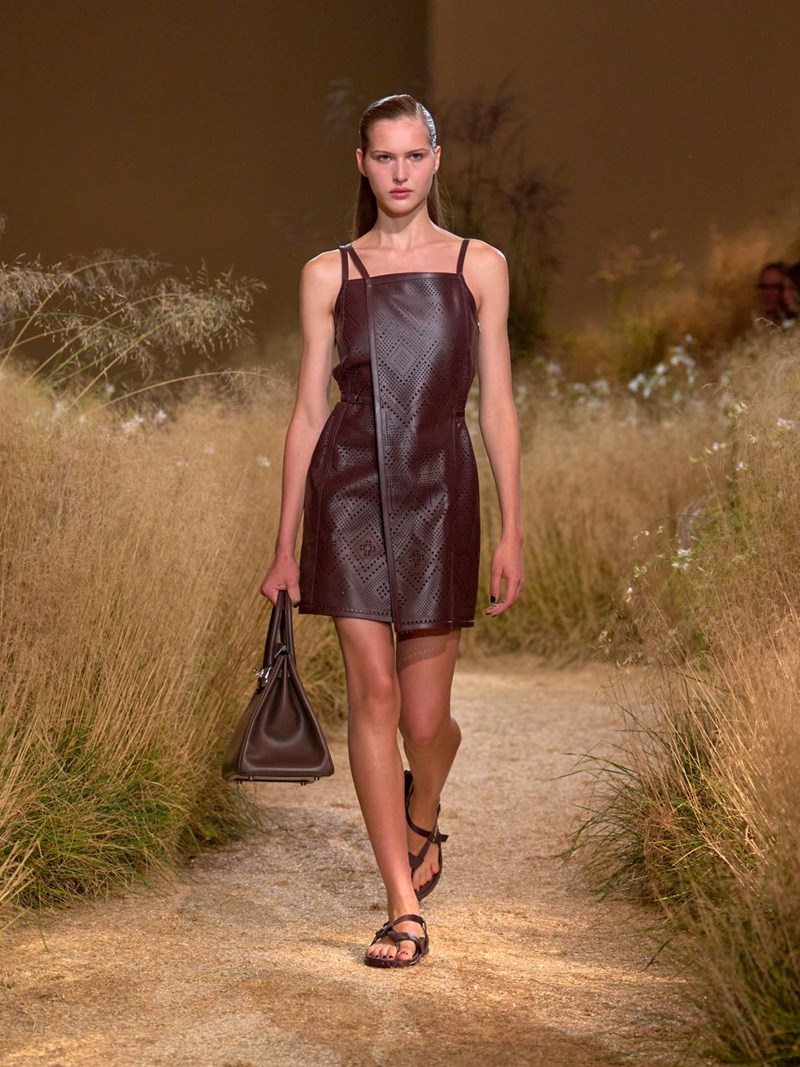 Hermès SS24: Το αυτοσχέδιο "πικ νικ" του οίκου ήταν μία ωδή στα κομψά μονοχρωματικά looks - εικόνα 18