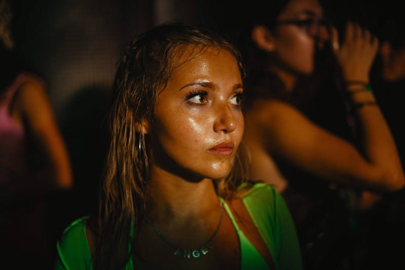 Molly Manning Walker: «Δεν μπορούμε να αντιλαμβανόμαστε τη συναίνεση ως ένα ναι ή ένα όχι. Είναι πιο πολύπλοκη» - εικόνα 4