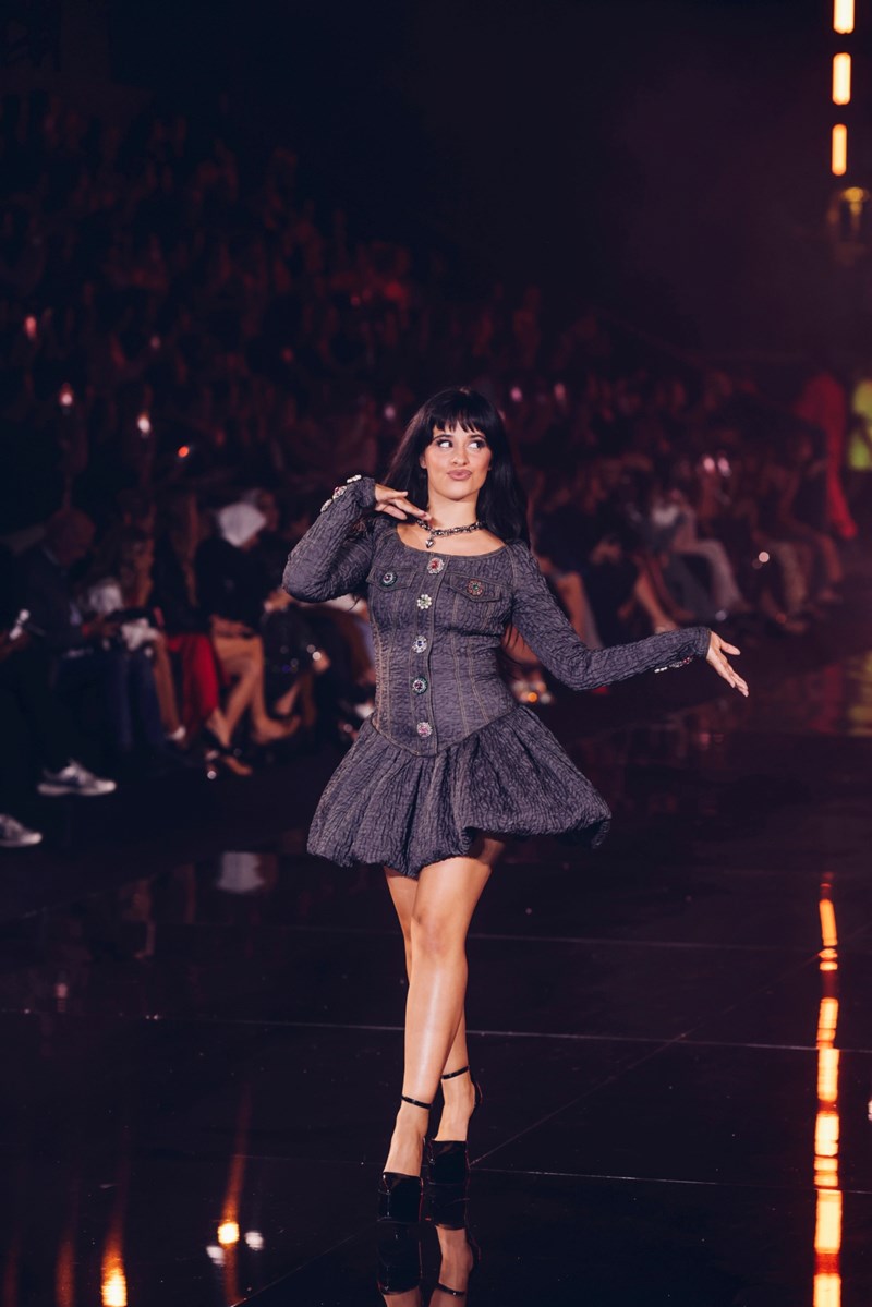 "Walk Your Worth": Η Camilla Cabello μιλάει αποκλειστικά στο ELLE και στέλνει το δικό της μήνυμα ενδυνάμωσης σε όλες τις γυναίκες - εικόνα 2