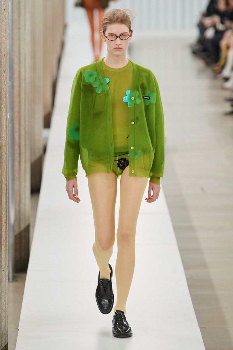 Flower Power: Πώς θα ενσωματώσουμε τα floral items στη χειμερινή μας γκαρνταρόμπα - εικόνα 2