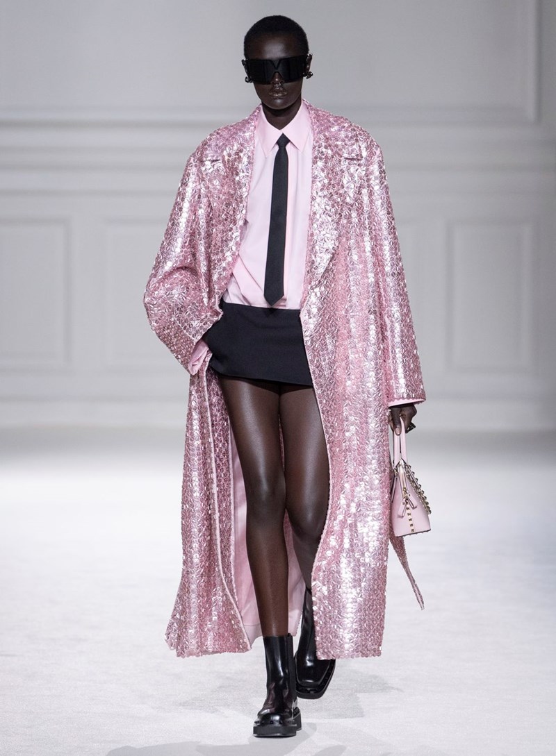 Pretty in (Barbie) pink: Πώς θα φορέσεις την hot ροζ απόχρωση τον χειμώνα - εικόνα 3