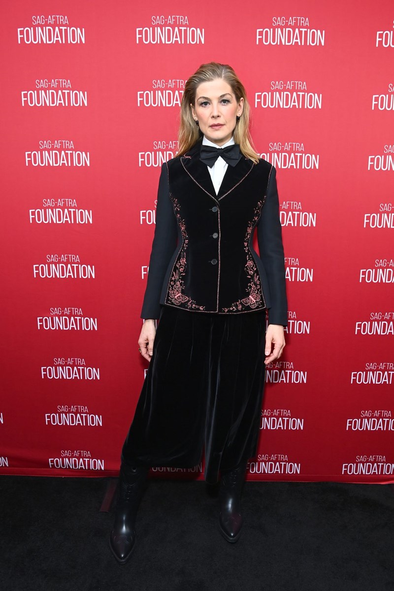 Η Rosamund Pike φόρεσε μία εκδοχή του ανδρόγυνου μαύρου κοστουμιού που θα θέλαμε να έχουμε στη γκαρνταρόμπα μας - εικόνα 1