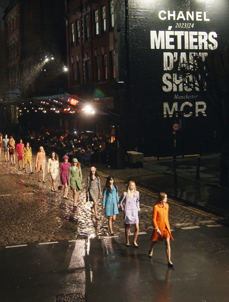 CHANEL Métiers d’ Art 2023/24: Όταν η διαχρονική γαλλική κομψότητα συνάντησε το ασυμβίβαστο πνεύμα του αγγλικού Βορρά και τους New Order - εικόνα 1