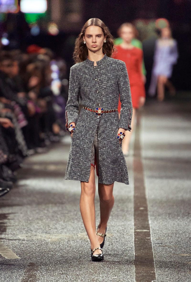 CHANEL Métiers d’ Art 2023/24: Όταν η διαχρονική γαλλική κομψότητα συνάντησε το ασυμβίβαστο πνεύμα του αγγλικού Βορρά και τους New Order - εικόνα 4