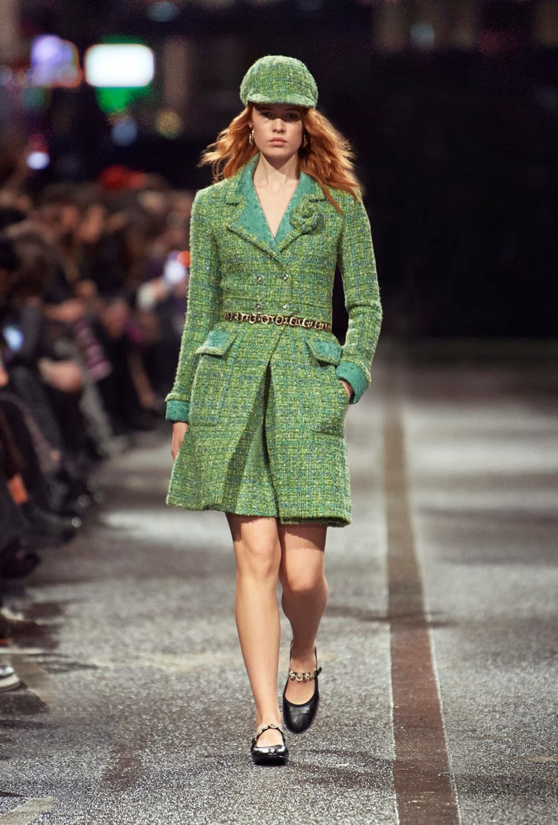 CHANEL Métiers d’ Art 2023/24: Όταν η διαχρονική γαλλική κομψότητα συνάντησε το ασυμβίβαστο πνεύμα του αγγλικού Βορρά και τους New Order - εικόνα 7