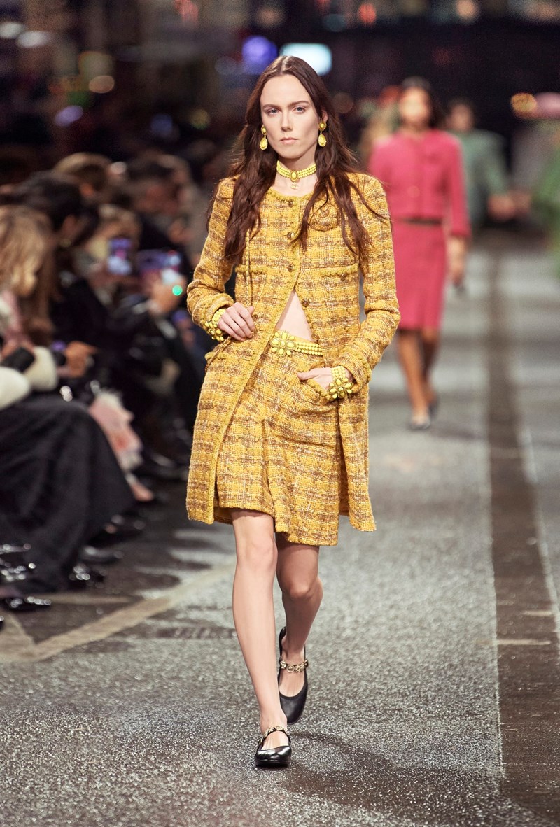CHANEL Métiers d’ Art 2023/24: Όταν η διαχρονική γαλλική κομψότητα συνάντησε το ασυμβίβαστο πνεύμα του αγγλικού Βορρά και τους New Order - εικόνα 8