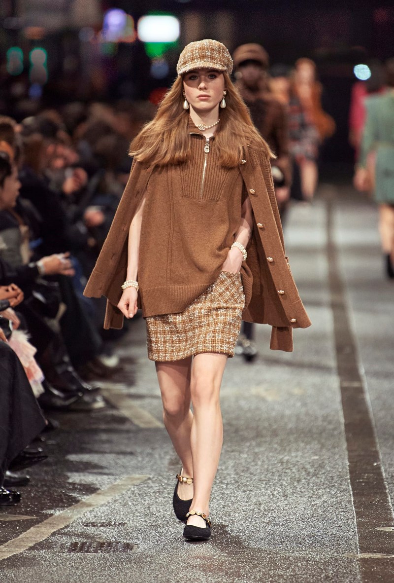 CHANEL Métiers d’ Art 2023/24: Όταν η διαχρονική γαλλική κομψότητα συνάντησε το ασυμβίβαστο πνεύμα του αγγλικού Βορρά και τους New Order - εικόνα 9