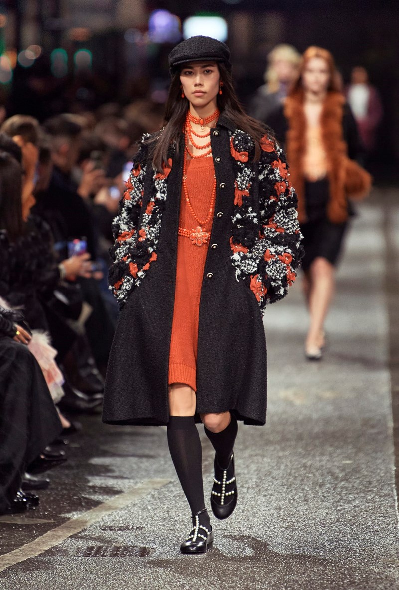 CHANEL Métiers d’ Art 2023/24: Όταν η διαχρονική γαλλική κομψότητα συνάντησε το ασυμβίβαστο πνεύμα του αγγλικού Βορρά και τους New Order - εικόνα 10