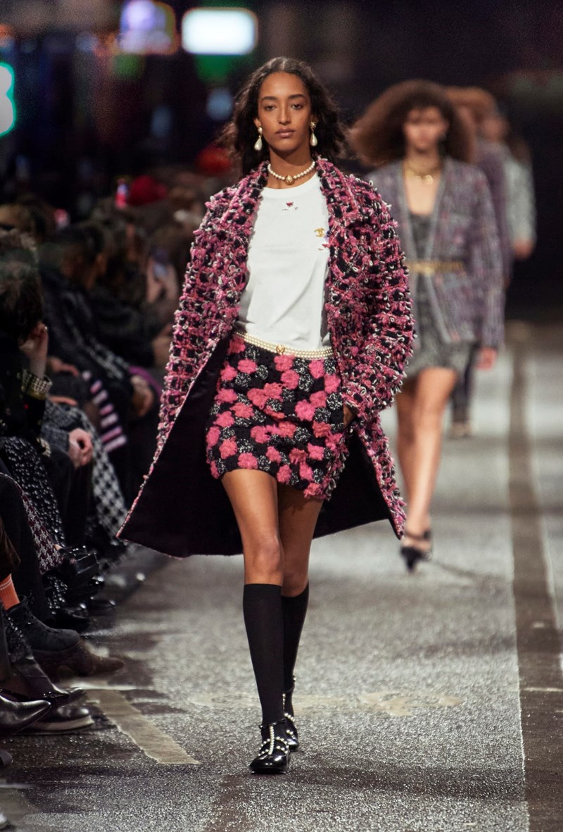 CHANEL Métiers d’ Art 2023/24: Όταν η διαχρονική γαλλική κομψότητα συνάντησε το ασυμβίβαστο πνεύμα του αγγλικού Βορρά και τους New Order - εικόνα 11