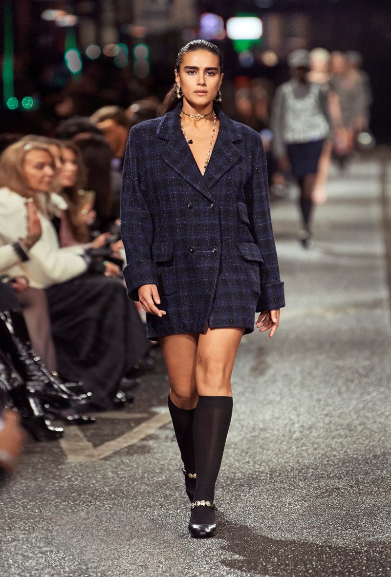 CHANEL Métiers d’ Art 2023/24: Όταν η διαχρονική γαλλική κομψότητα συνάντησε το ασυμβίβαστο πνεύμα του αγγλικού Βορρά και τους New Order - εικόνα 12