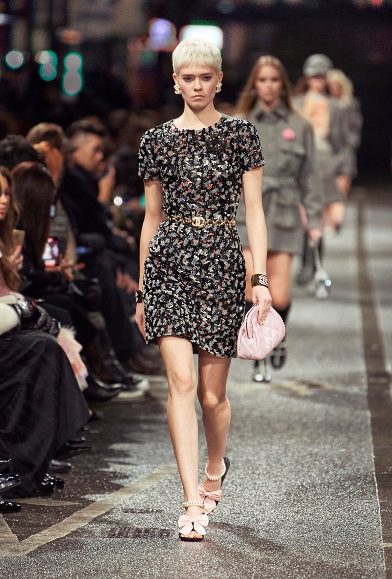CHANEL Métiers d’ Art 2023/24: Όταν η διαχρονική γαλλική κομψότητα συνάντησε το ασυμβίβαστο πνεύμα του αγγλικού Βορρά και τους New Order - εικόνα 13