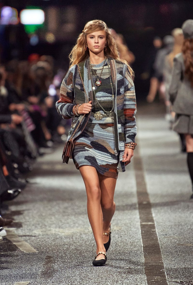 CHANEL Métiers d’ Art 2023/24: Όταν η διαχρονική γαλλική κομψότητα συνάντησε το ασυμβίβαστο πνεύμα του αγγλικού Βορρά και τους New Order - εικόνα 15