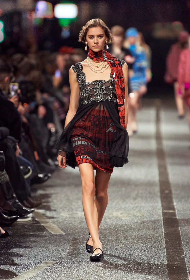CHANEL Métiers d’ Art 2023/24: Όταν η διαχρονική γαλλική κομψότητα συνάντησε το ασυμβίβαστο πνεύμα του αγγλικού Βορρά και τους New Order - εικόνα 17