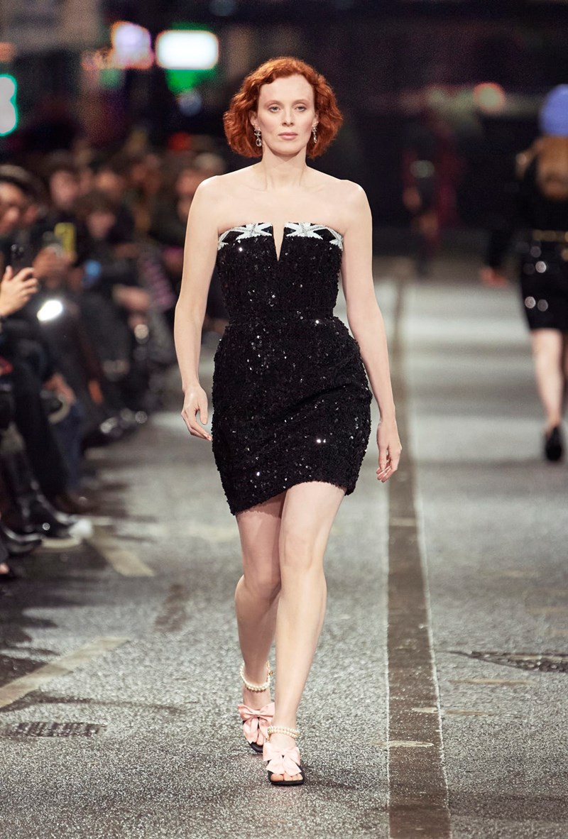 CHANEL Métiers d’ Art 2023/24: Όταν η διαχρονική γαλλική κομψότητα συνάντησε το ασυμβίβαστο πνεύμα του αγγλικού Βορρά και τους New Order - εικόνα 21