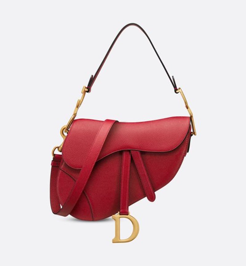 Κόκκινη τσάντα: 10 stylish κομμάτια που θα σε πείσουν να τολμήσεις το hot trend του 2024 - εικόνα 10