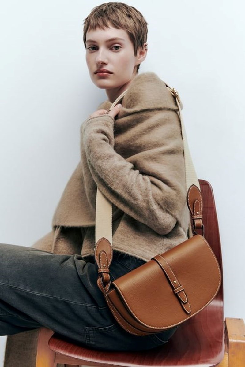 Η crossbody τσάντα που δεν θα βγάλεις από πάνω σου όλο το 2024 κοστίζει μόνο 20 ευρώ - εικόνα 1