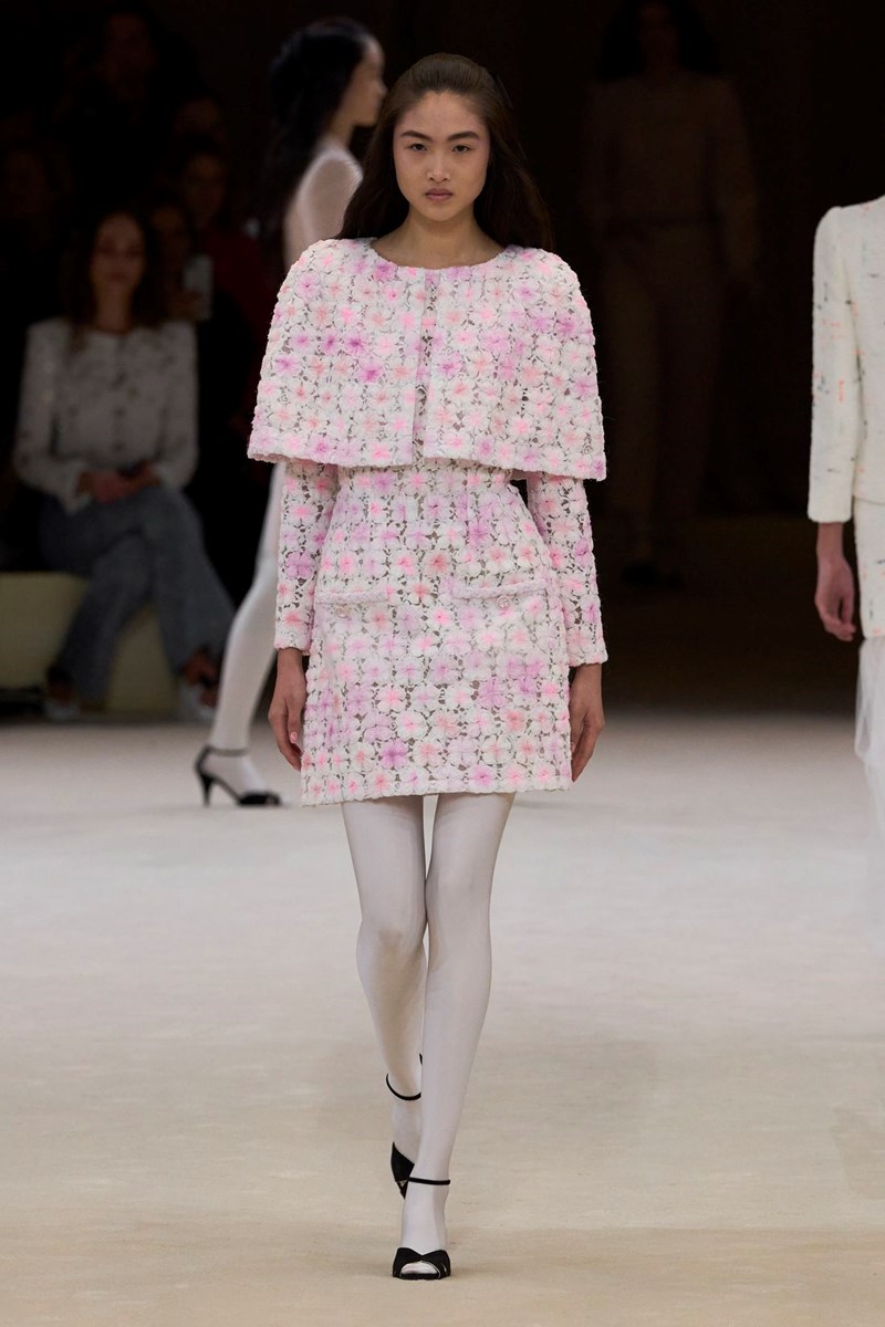 Chanel SS24 Haute Couture: Για τη Virginie Viard το "παιχνίδι" της μόδας κρίνεται στις λεπτομέρειες - εικόνα 11