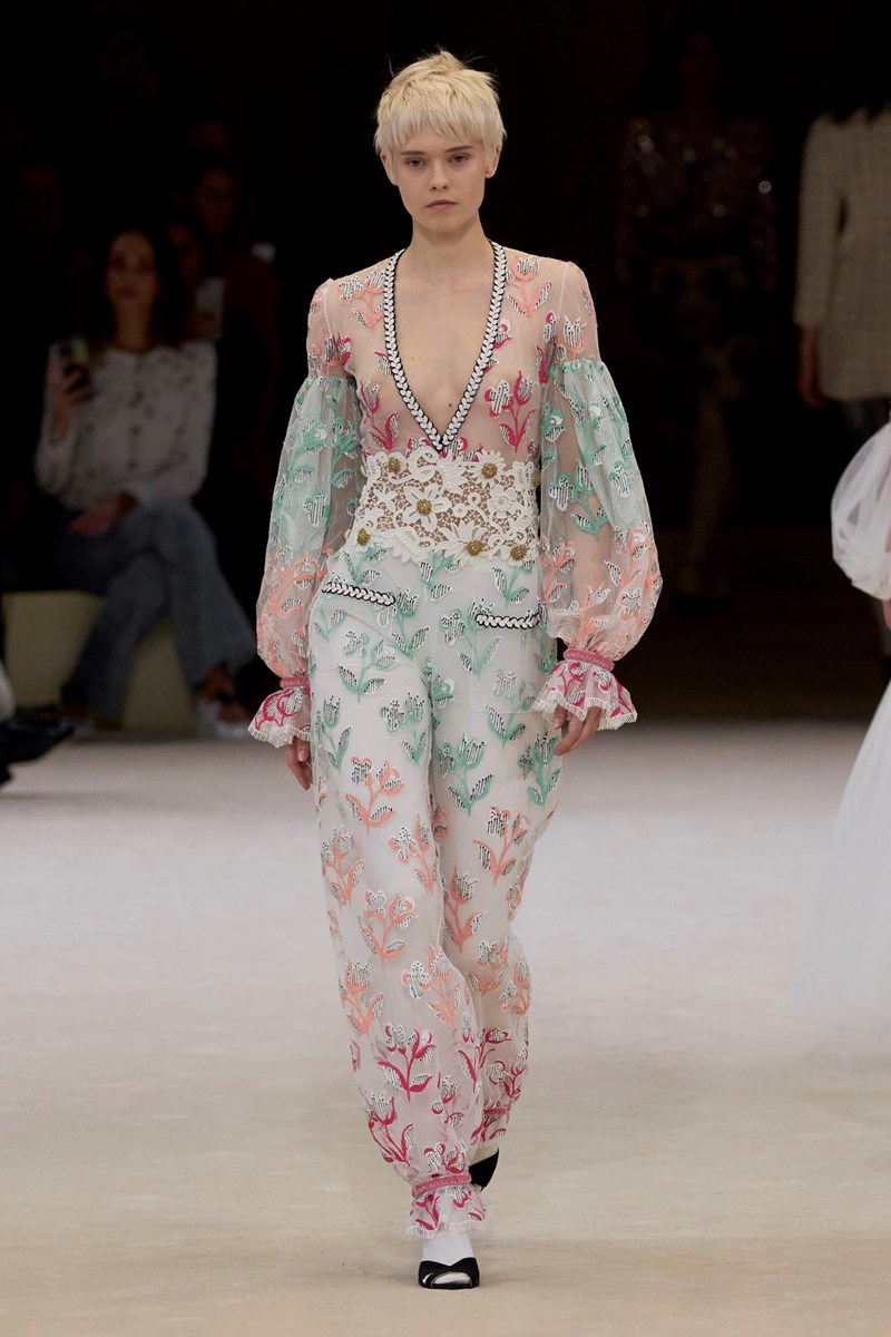 Chanel SS24 Haute Couture: Για τη Virginie Viard το "παιχνίδι" της μόδας κρίνεται στις λεπτομέρειες - εικόνα 14