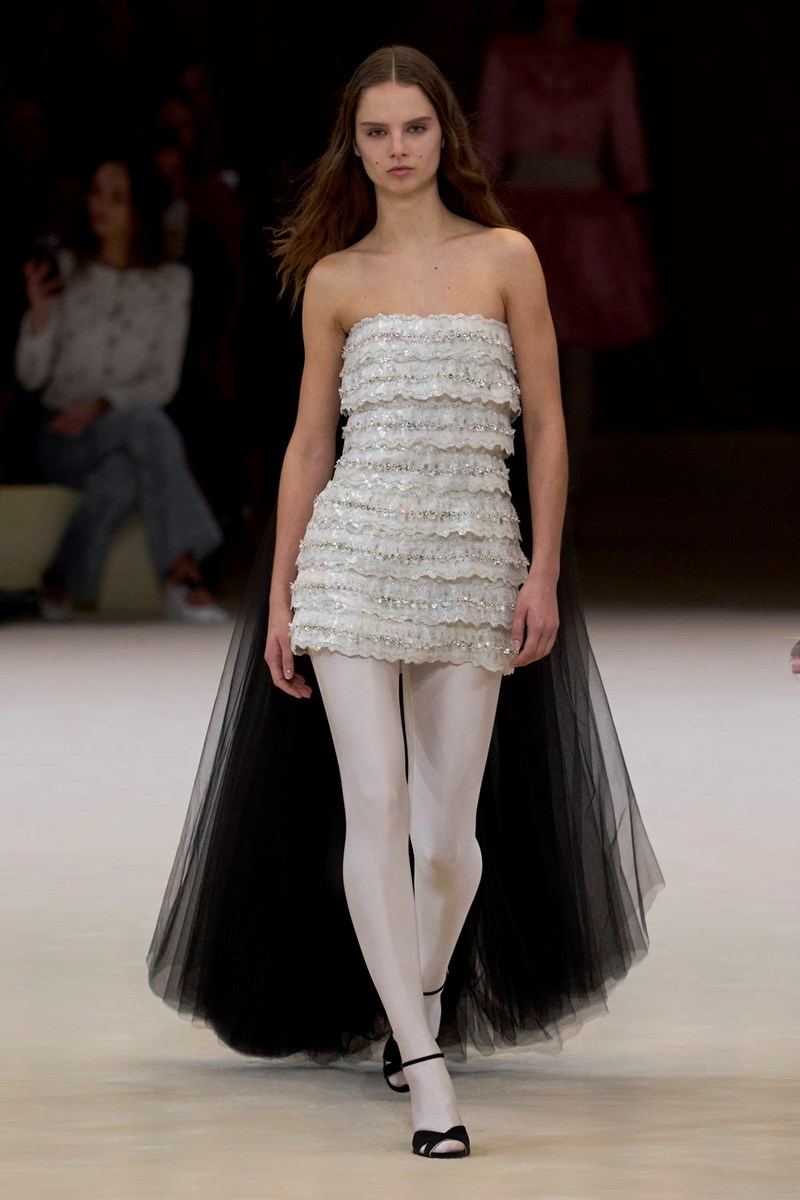 Chanel SS24 Haute Couture: Για τη Virginie Viard το "παιχνίδι" της μόδας κρίνεται στις λεπτομέρειες - εικόνα 16