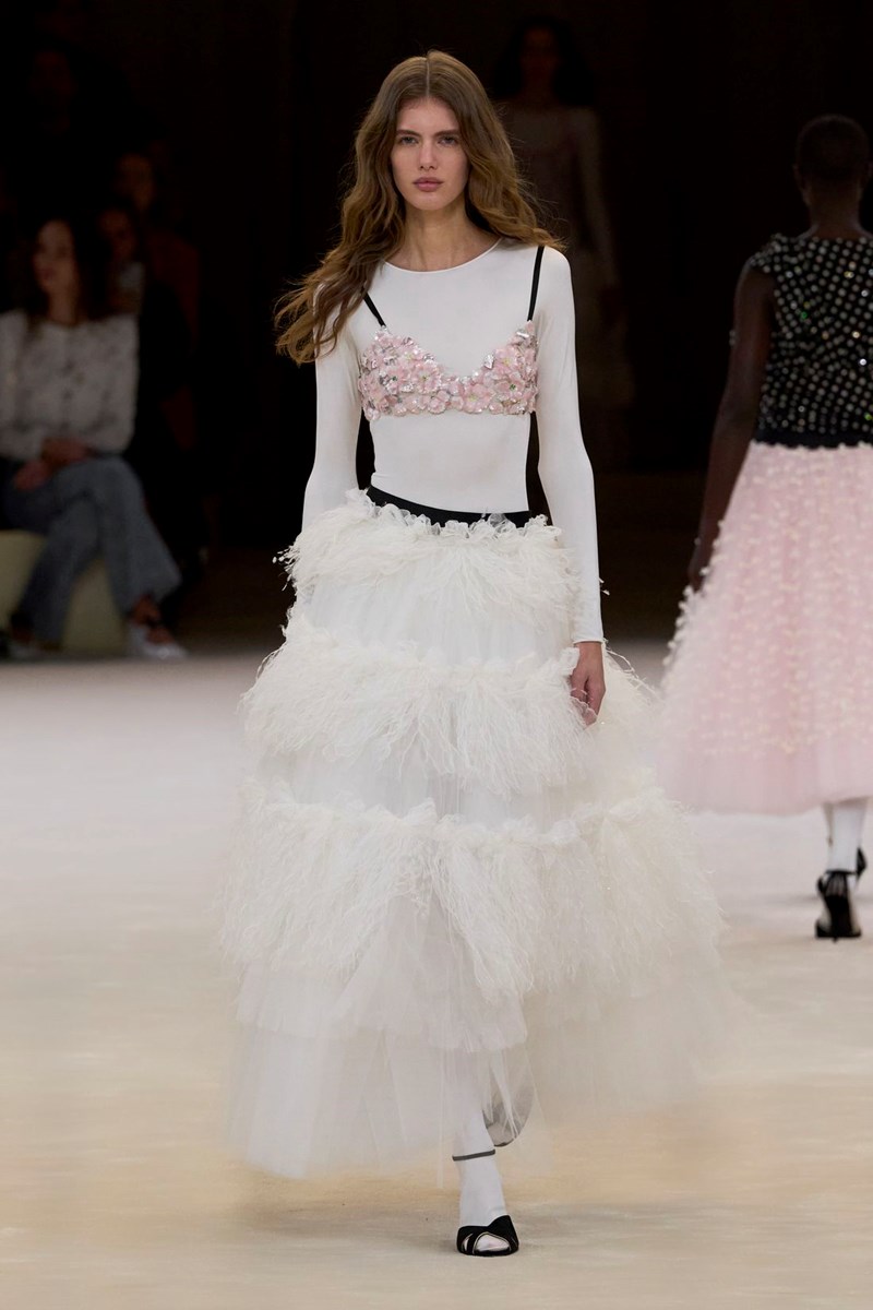 Chanel SS24 Haute Couture: Για τη Virginie Viard το "παιχνίδι" της μόδας κρίνεται στις λεπτομέρειες - εικόνα 19