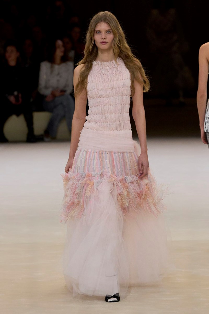 Chanel SS24 Haute Couture: Για τη Virginie Viard το "παιχνίδι" της μόδας κρίνεται στις λεπτομέρειες - εικόνα 20