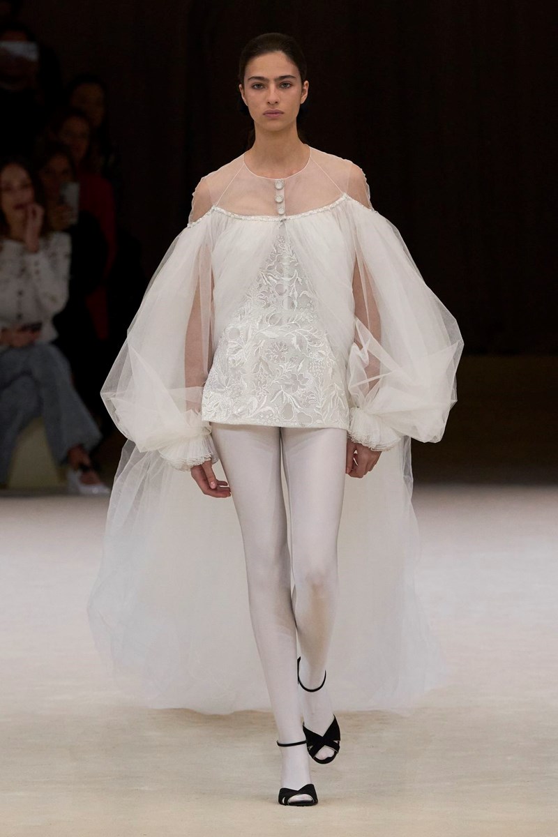 Chanel SS24 Haute Couture: Για τη Virginie Viard το "παιχνίδι" της μόδας κρίνεται στις λεπτομέρειες - εικόνα 21
