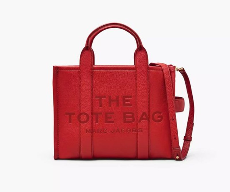 Κόκκινη τσάντα: 10 stylish κομμάτια που θα σε πείσουν να τολμήσεις το hot trend του 2024 - εικόνα 8