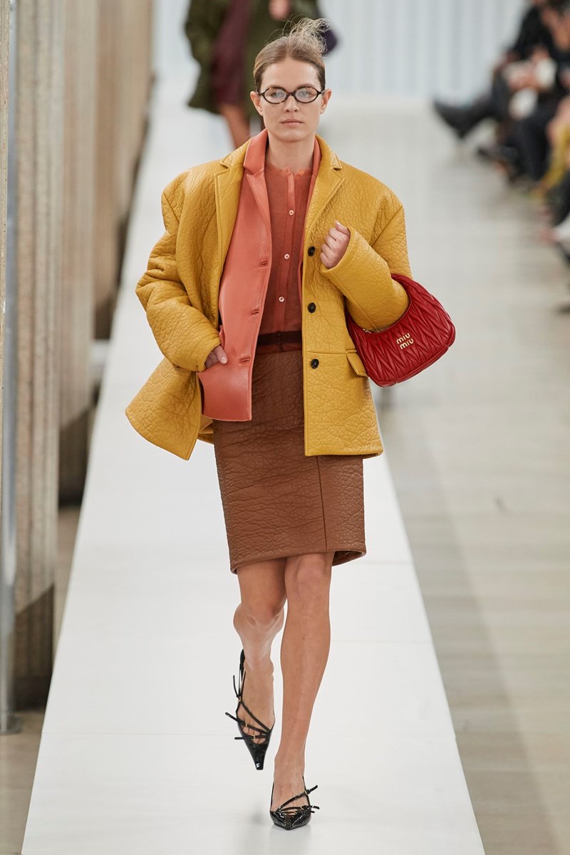 Κόκκινη τσάντα: 10 stylish κομμάτια που θα σε πείσουν να τολμήσεις το hot trend του 2024 - εικόνα 2