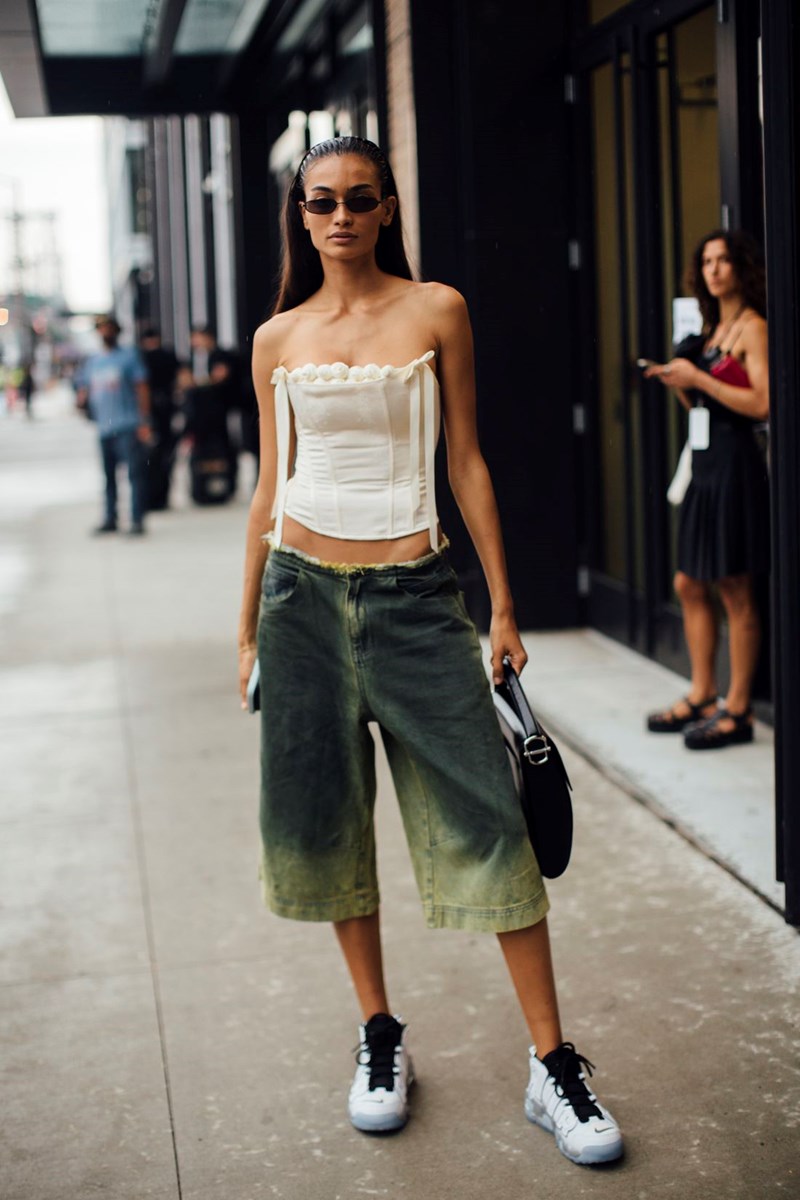Πώς θα συνδυάσεις τα sneakers σου; 14 inspo looks που μπορείς να αντιγράψεις - εικόνα 12