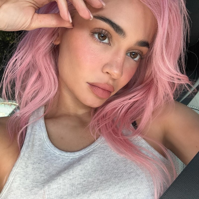 "King Kylie Era": Η Kylie Jenner τολμά ξανά το "bubblegum pink" χρώμα στα μαλλιά της - εικόνα 1