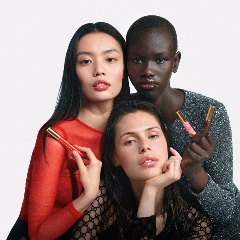 To lip gloss που γεμίζει, λειαίνει και ενυδατώνει τα χείλη. Όλα τα tips για να το εφαρμόσουμε όπως πρέπει - εικόνα 2