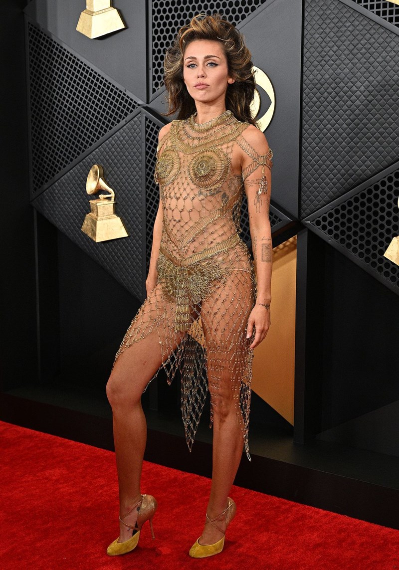 Grammys 2024: Οι λαμπερές εμφανίσεις που έκλεψαν τις εντυπώσεις στην 66η τελετή απονομής των μουσικών βραβείων - εικόνα 4