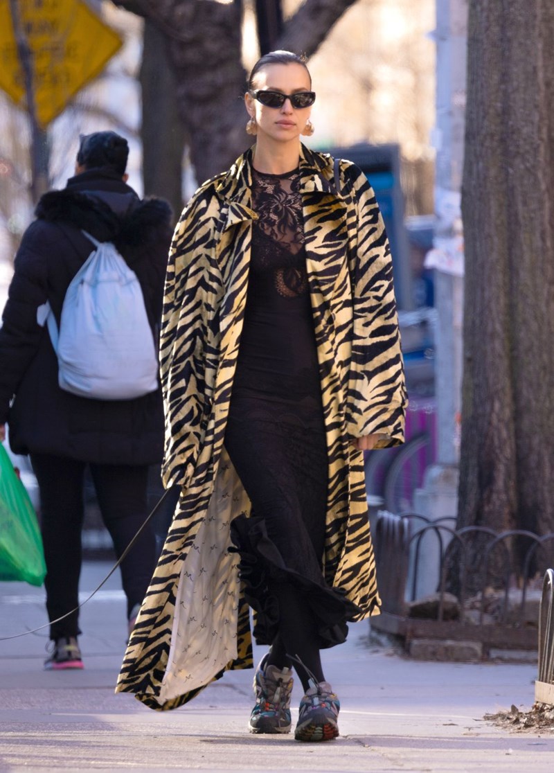 Η Irina Shayk δοκίμασε το "mob wife trend" με τον πιο stylish τρόπο - εικόνα 1
