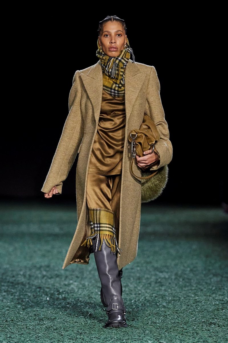 Burberry FW24: 10 πανωφόρια με την υπογραφή του Daniel Lee που δεν μπορούμε να βγάλουμε από το μυαλό μας - εικόνα 6