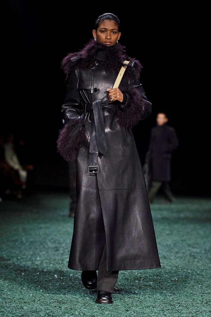 Burberry FW24: 10 πανωφόρια με την υπογραφή του Daniel Lee που δεν μπορούμε να βγάλουμε από το μυαλό μας - εικόνα 7