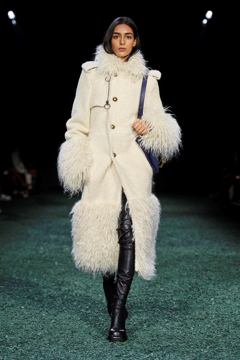 Burberry FW24: 10 πανωφόρια με την υπογραφή του Daniel Lee που δεν μπορούμε να βγάλουμε από το μυαλό μας - εικόνα 10