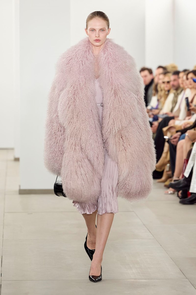 Michael Kors FW24: Η νοσταλγική συλλογή στο σόου που ήταν μία "ρομαντική επιστολή" στη Νέα Υόρκη - εικόνα 16