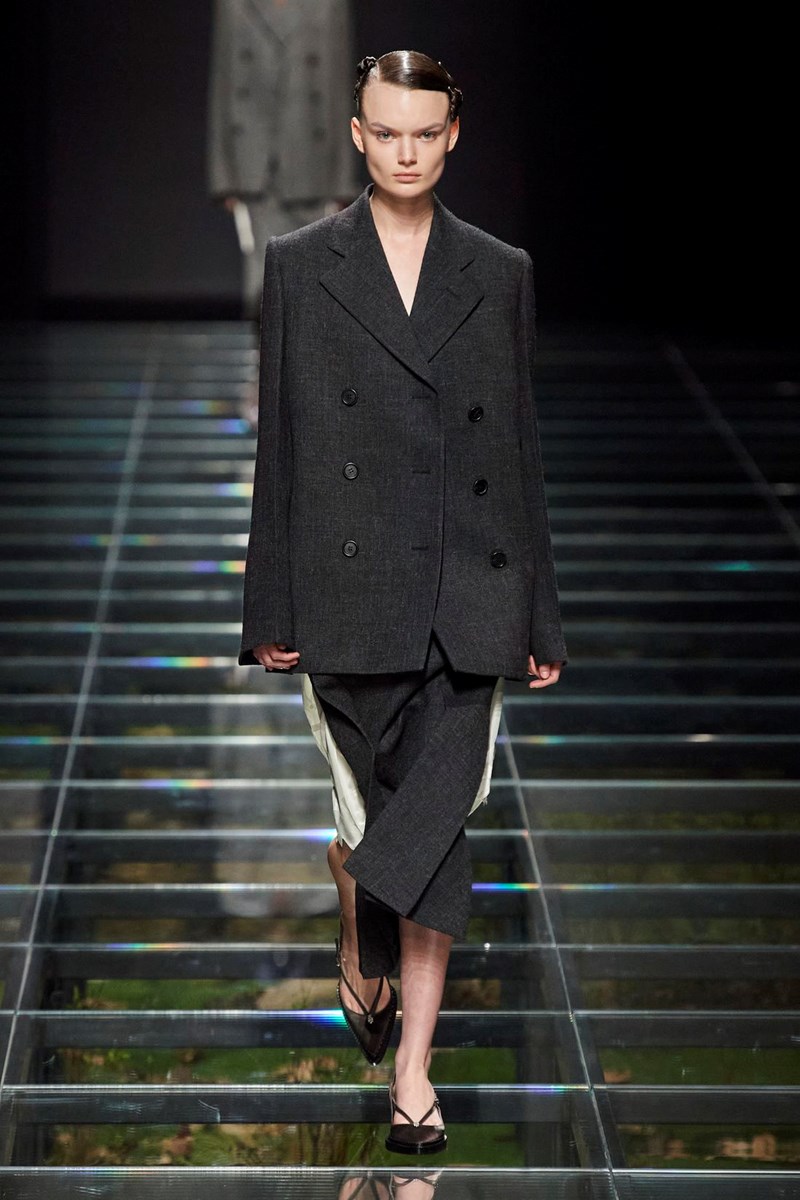 Prada FW24: Μαθήματα ιστορίας (και μόδας) από τη Miuccia Prada και τον Raf Simons - εικόνα 2