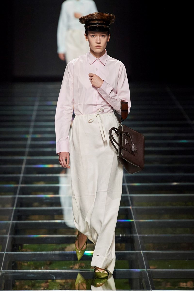 Prada FW24: Μαθήματα ιστορίας (και μόδας) από τη Miuccia Prada και τον Raf Simons - εικόνα 17