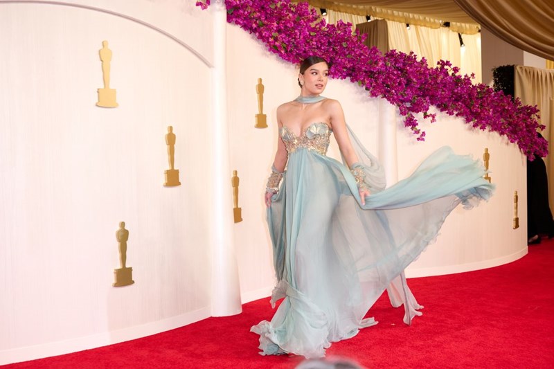 Oscars 2024: Οι εμφανίσεις που έκλεψαν τις εντυπώσεις στο κόκκινο χαλί των βραβείων - εικόνα 10