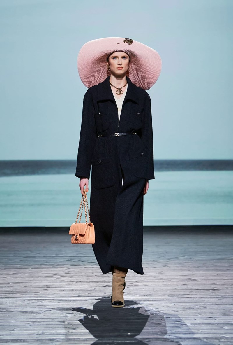 Chanel FW24: Η νέα συλλογή του ιστορικού οίκου ήταν ένα συναισθηματικό ταξίδι στη Deauville - εικόνα 1