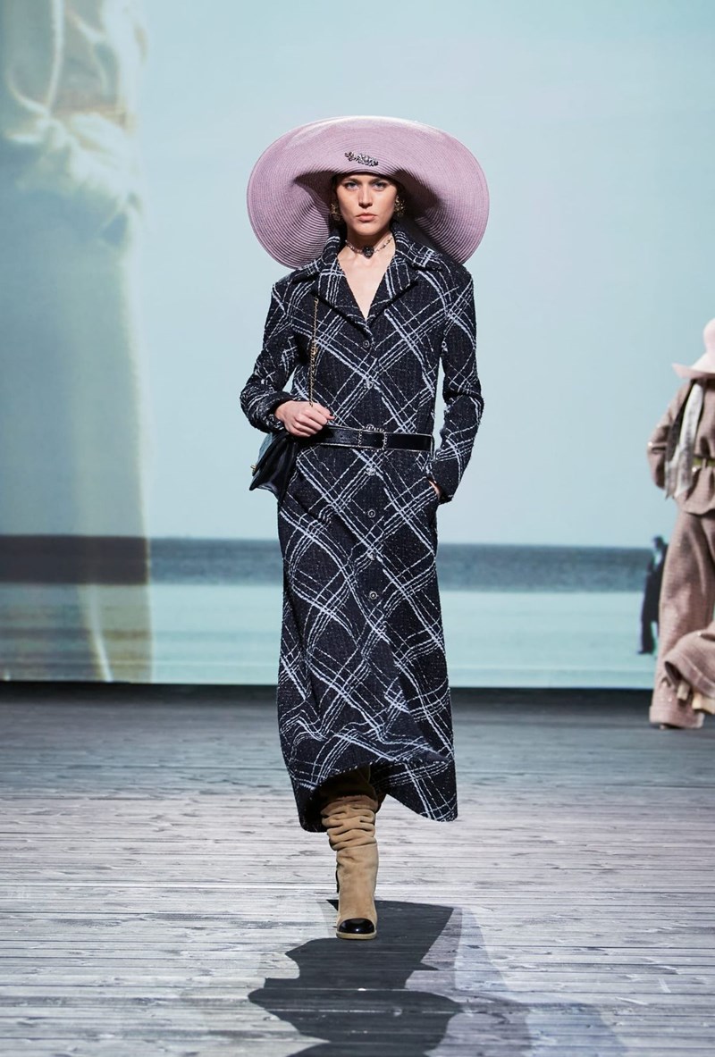 Chanel FW24: Η νέα συλλογή του ιστορικού οίκου ήταν ένα συναισθηματικό ταξίδι στη Deauville - εικόνα 2