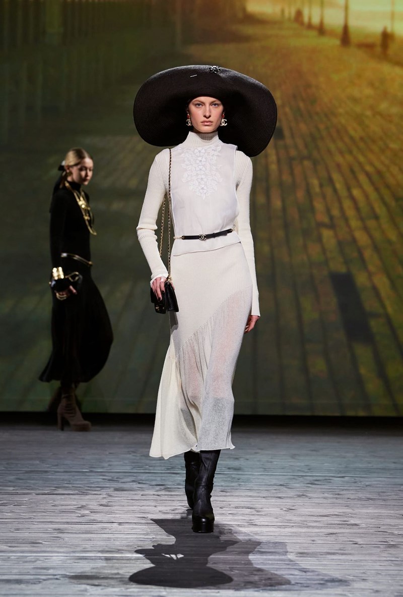 Chanel FW24: Η νέα συλλογή του ιστορικού οίκου ήταν ένα συναισθηματικό ταξίδι στη Deauville - εικόνα 19