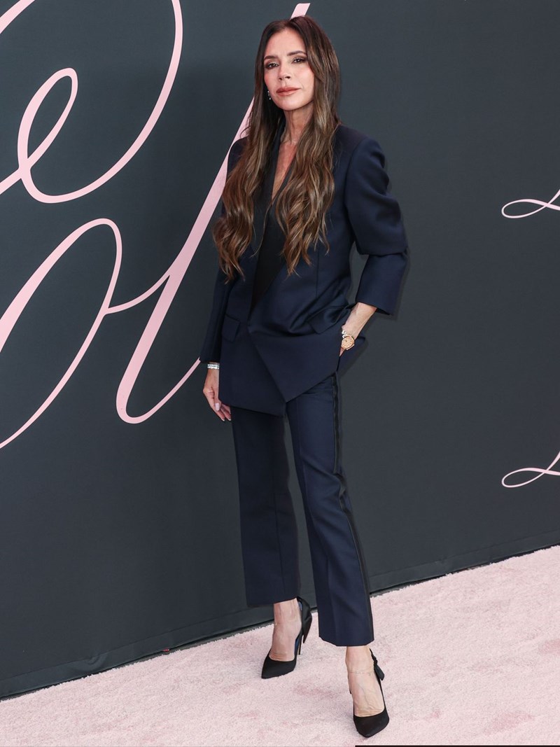 H Victoria Beckham έκλεισε τα 50 και εμείς επιλέξαμε τις πιο stylish εμφανίσεις της - εικόνα 9