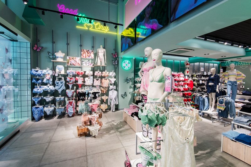 To flagship store της Tezenis στην Ερμού αποκτά νέο αέρα - εικόνα 3