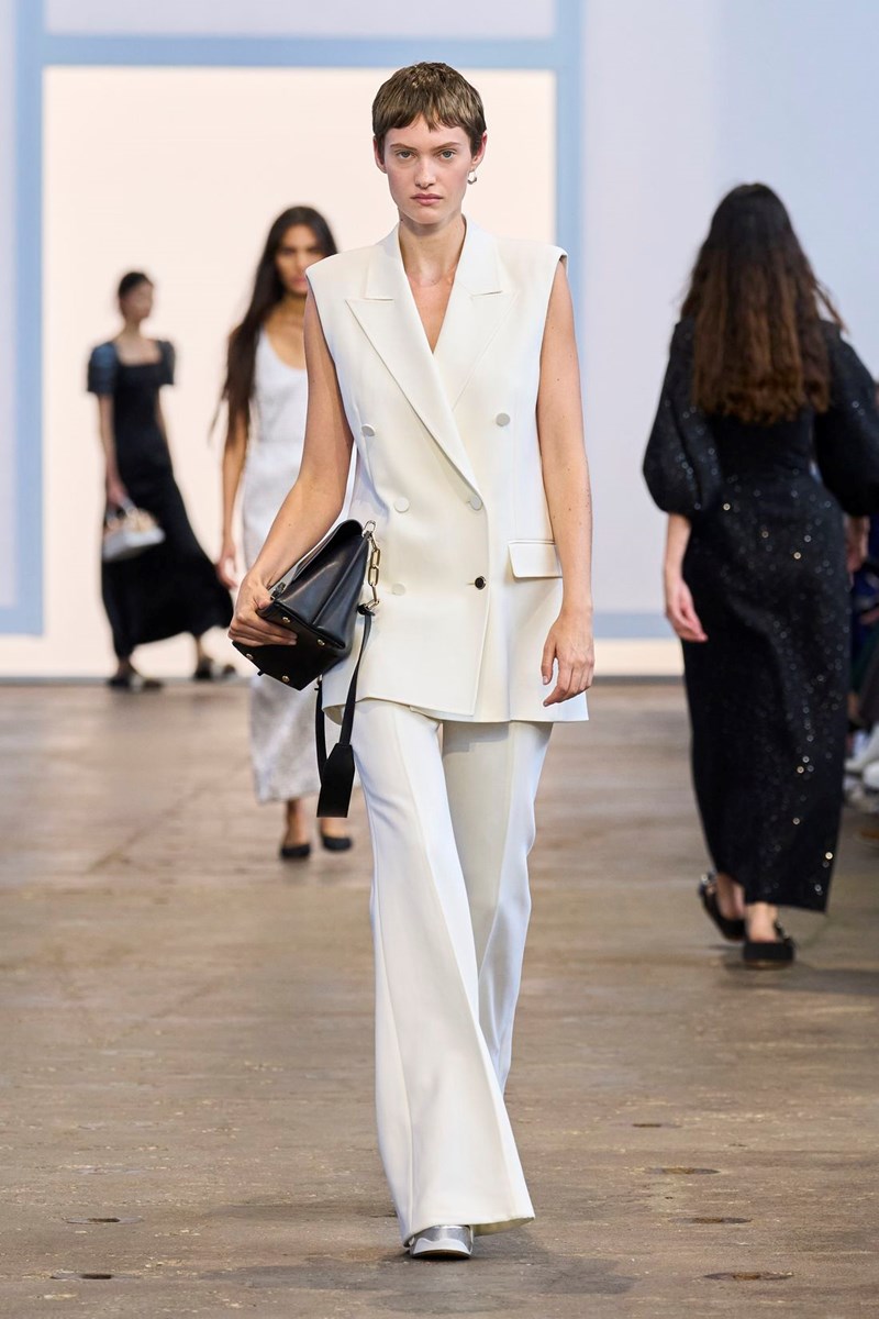 Total white: Οι fashion insiders σού δείχνουν πώς να φορέσεις το λευκό την άνοιξη - εικόνα 9
