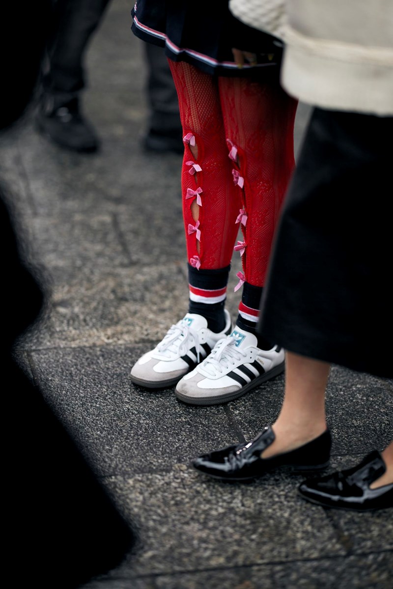 Αυτά είναι τα viral sneakers των fashionistas που θα συνοδεύσουν κάθε ανοιξιάτικη εμφάνισή σου - εικόνα 1