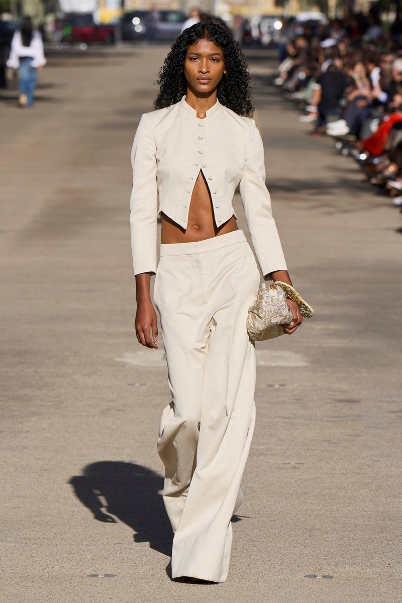 Total white: Οι fashion insiders σού δείχνουν πώς να φορέσεις το λευκό την άνοιξη - εικόνα 6