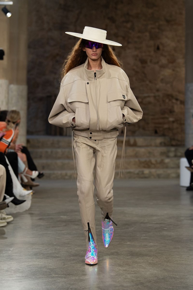 Louis Vuitton Cruise 2025: Η νέα συλλογή ήταν ένας φόρος τιμής στην κουλτούρα της Ισπανίας - εικόνα 12