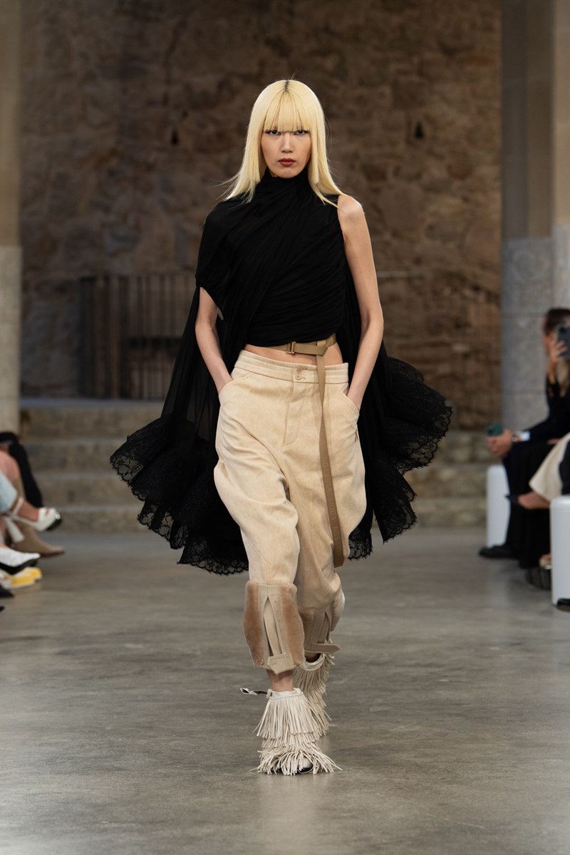 Louis Vuitton Cruise 2025: Η νέα συλλογή ήταν ένας φόρος τιμής στην κουλτούρα της Ισπανίας - εικόνα 16